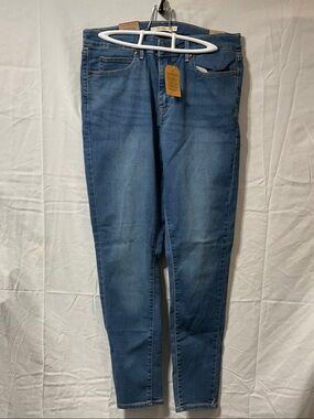 Levi's Slim Fit Ladies Denim Jeans in Medium Blue